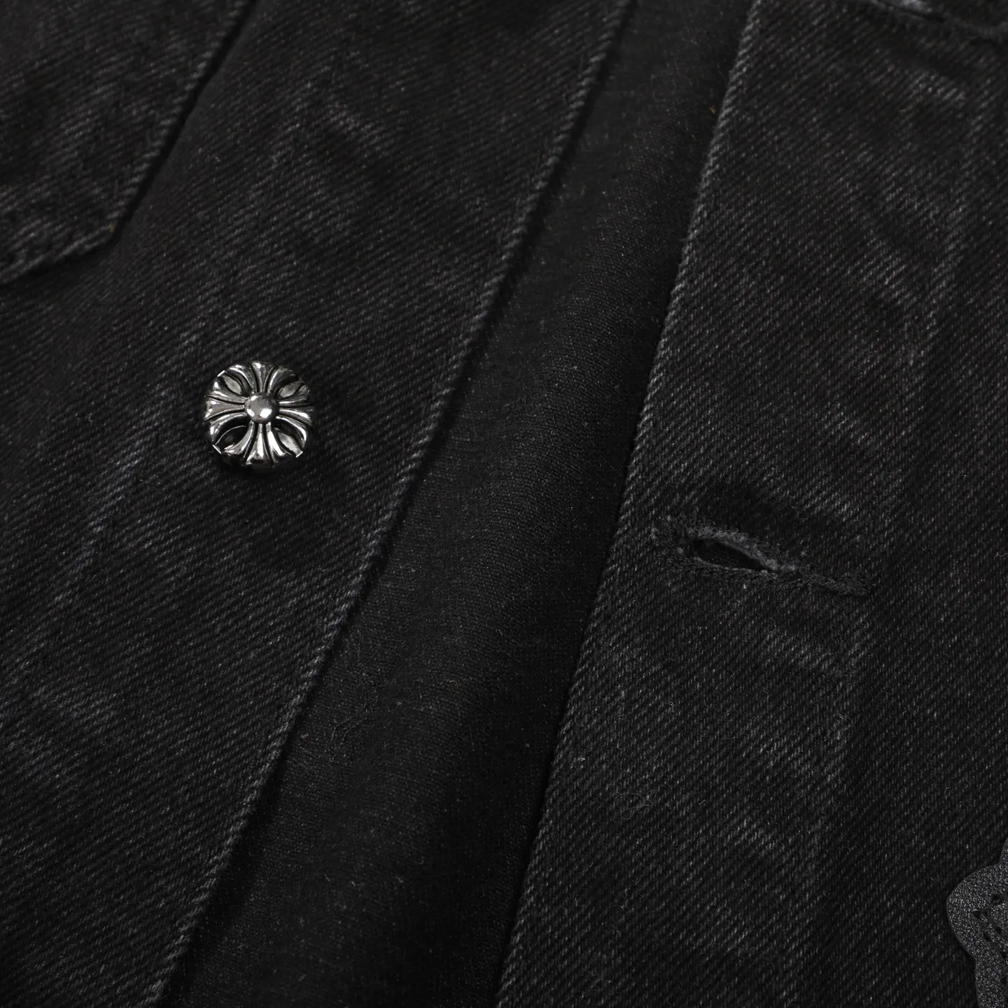 P260 CH Chromehearts 23ss denim cross patchwork leather black and white denim jacket. A super versatile denim jacket that is breathable, comfortable and elegant! The entire garment is made of super heavy-duty workmanship and is made of denim denim fabric imported from Japan. After the finished product is washed, the loss rate is extremely high! The whole body is made with old craftsmanship and the upper body is stylish! The body has multiple crosses and leather logos sewn on it! Because of the old craftsmanship, everything from gold five to three marks has been re-made with new molds, 100% restored to the original craftsmanship! All the leather characters are laser-aligned. The leather difference is definitely not the same as that of the super-fiber leather on the market. This year’s new sheep leather is used. The finished embroidery guarantees the quality of the entire product❗ It took nearly two months of back-and-forth production to get a satisfactory effect. The various cutting designs really took a lot of effort to achieve a satisfactory experience! The same style for men and women, great for couples!   Color: black with white label Size: S M L